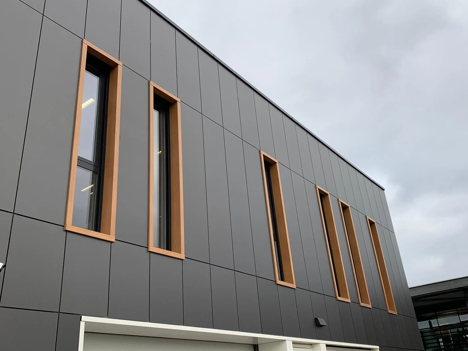 Van Heemskerk Restylen en renoveren dak en wandbekleding renovatie bedrijfshal renovatie beplating vervangen beplating replace cladding (5)-56c08546